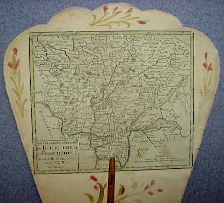 carte sur écrans à la main